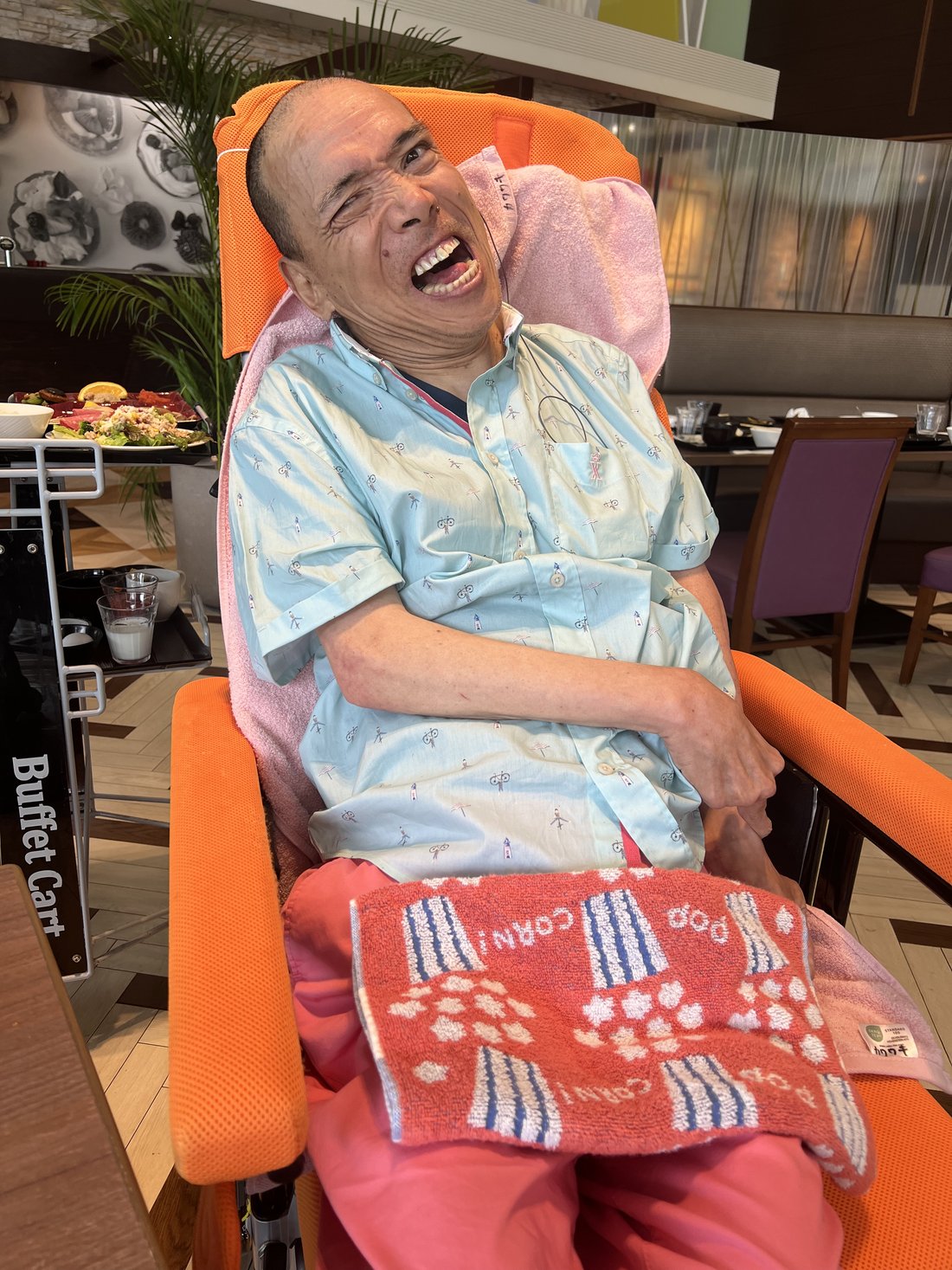 車椅子で外出し笑顔で食事を楽しむご利用者