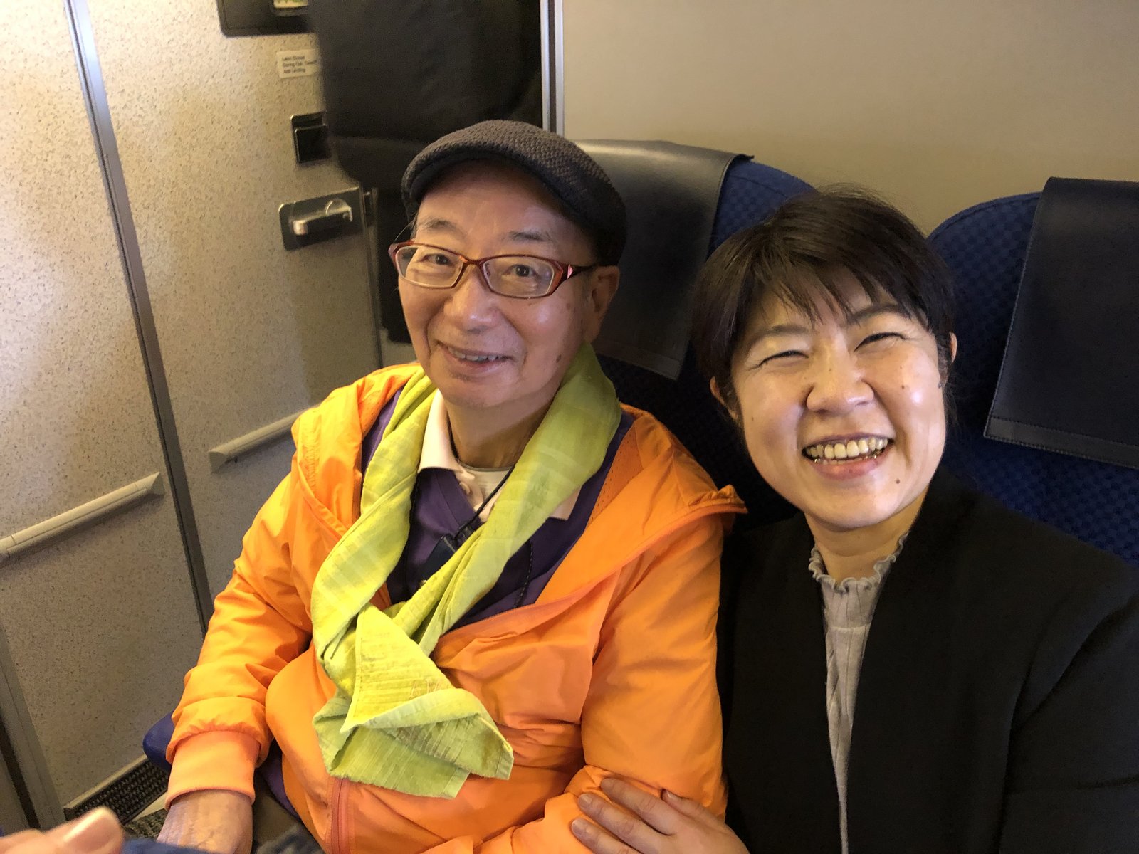 バディケアの看護師とご利用者が旅先で笑顔を見せている様子