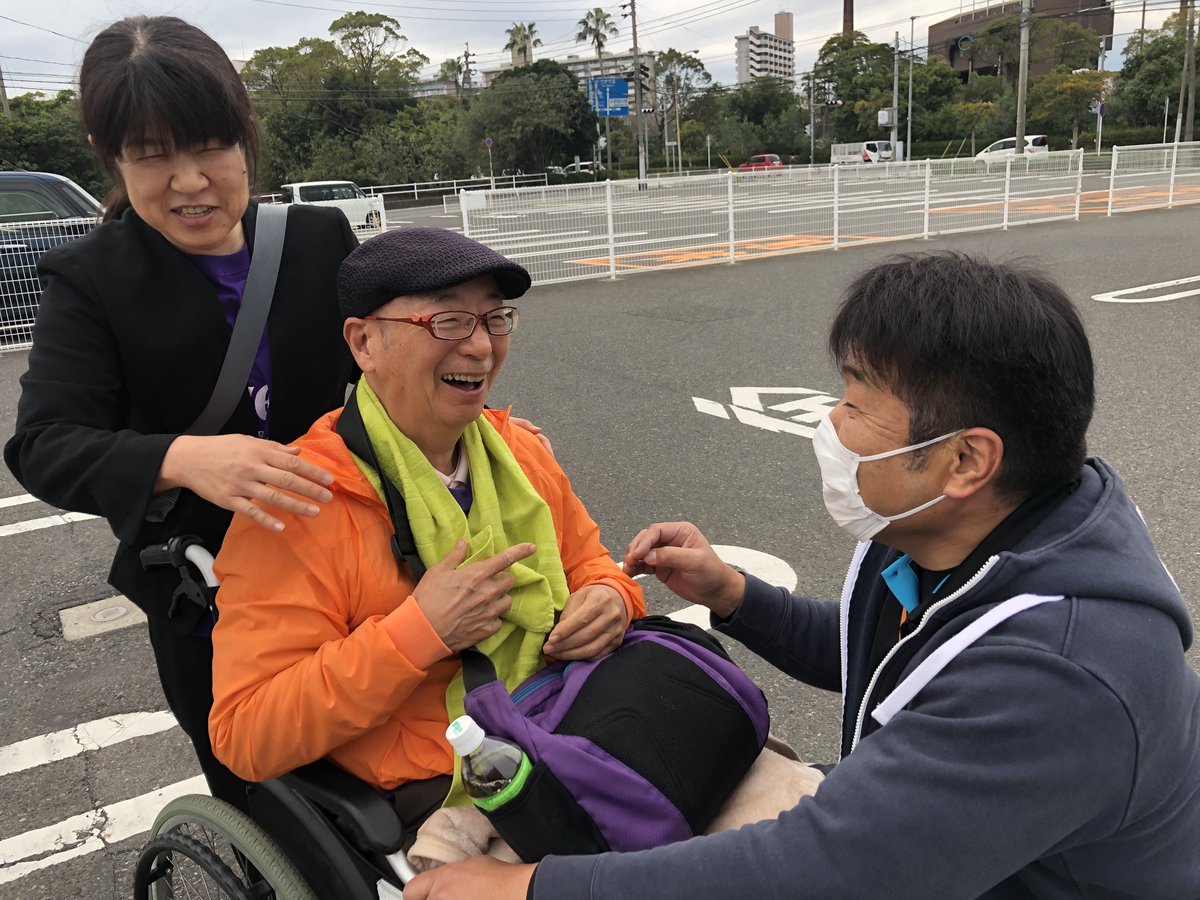 鹿児島の旅でご利用者と笑顔で交流する様子