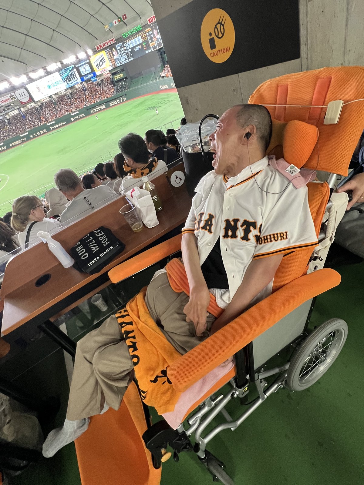 車椅子で東京ドームの野球観戦を楽しむご利用者